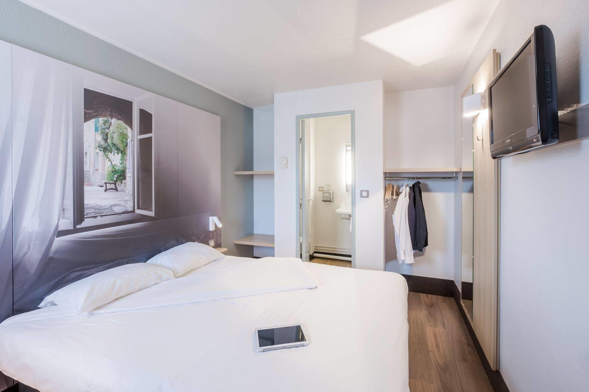B&B Hotel Lyon Grand Stade Meyzieu Exteriör bild